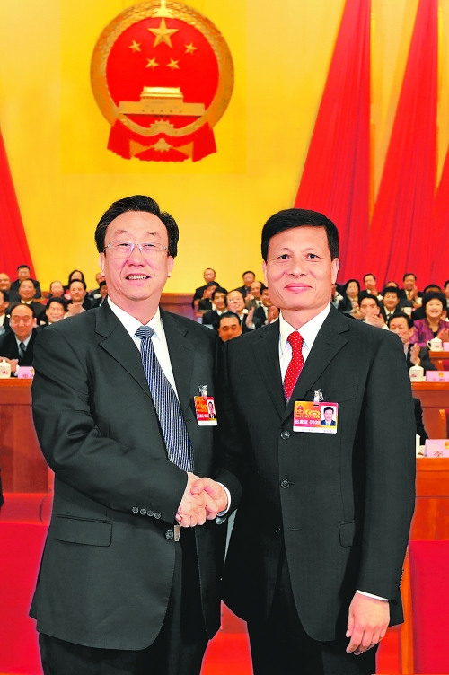 4月2日上午，新當(dāng)選的省人大常委會(huì)主任郭庚茂與新當(dāng)選的省人民政府省長謝伏瞻親切握手。郭宇 董亮 攝