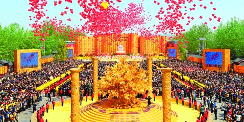 癸巳年黃帝故里拜祖大典于4月12日上午在新鄭舉行，來自海內(nèi)外的炎黃子孫，共同祭拜中華民族的人文始祖軒