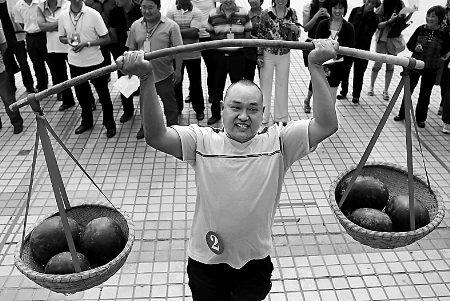 節(jié)會現場，一位瓜農正在表演西瓜舉重。