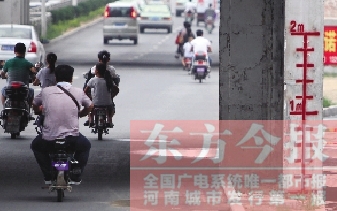 昨日，鄭州市航海路與京廣鐵路立交橋下，用紅線標(biāo)注的“水位警戒線”