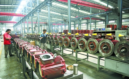 8月9日，南陽微特防爆電機(jī)有限公司員工生產(chǎn)出口訂單產(chǎn)品。