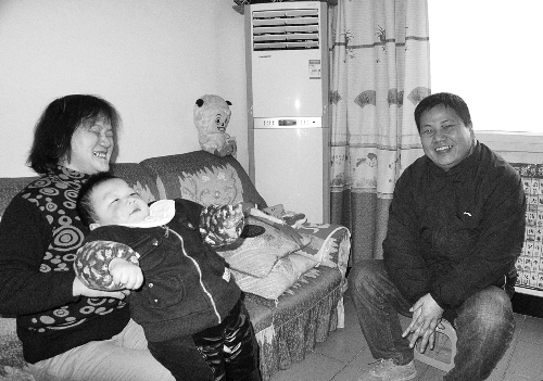 恩人找到了、飯碗保住了，張新明（右）與原竹青都開心地笑了。