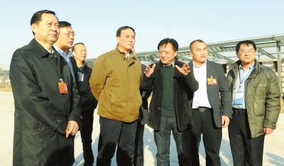 　　鄭州手拉手集團(tuán)董事長(zhǎng)賈長(zhǎng)明（右三）向省農(nóng)業(yè)廳廳長(zhǎng)朱孟洲（右四），省政府副秘書長(zhǎng)、省政府駐京辦主任
