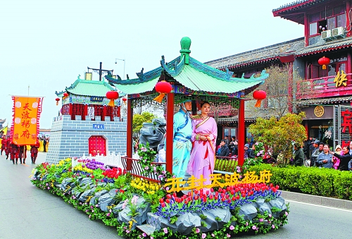 2013中國(guó)(開(kāi)封)清明文化節(jié)舉行大巡游活動(dòng)。記者 鄧放 攝