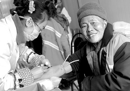 1月14日，汝南縣為全縣460多名環(huán)衛(wèi)工人免費(fèi)進(jìn)行心電圖、胸透等13項(xiàng)健康檢查，并建立了個(gè)人健康檔案