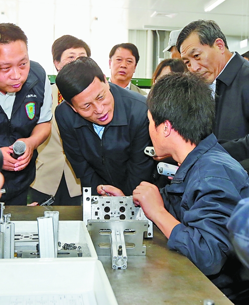 4月24日，省委副書記、省長謝伏瞻在濟源虎嶺產(chǎn)業(yè)集聚區(qū)考察。