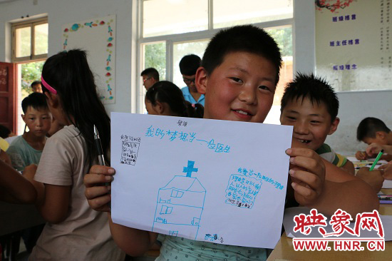 在以“中國夢”主題 的繪畫課堂上，孩子們寫下了自己的夢想
