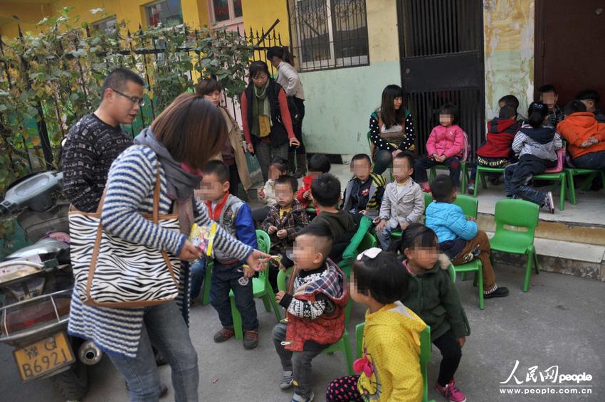 河南駐馬店市高新區(qū)一休幼兒園大門外聚集了數(shù)十位孩子家長(zhǎng),他們是來(lái)送孩子上學(xué)的,可是幼兒園大門卻被兩輛面包車?yán)锿舛滤?。周一一大早就遇到這事,不少家長(zhǎng)特意給單位請(qǐng)假替孩子討要說(shuō)法。