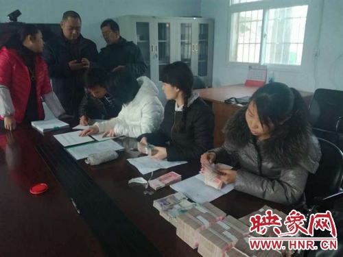 滎陽78名貴州籍農(nóng)民工兄弟拿到工資回家啦！