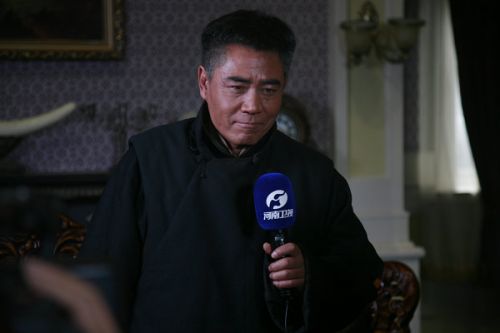 陳寶國接受河南衛(wèi)視專訪。