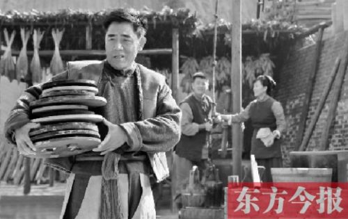陳寶國(guó)在《大河兒女》中飾演男一號(hào)、燒制鈞瓷的手藝人賀焰生