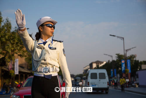 美得心醉 白衣女警保駕世界互聯(lián)網(wǎng)大會