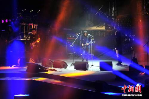 “搖滾女歌手”羅琦在京首開(kāi)個(gè)唱 “搖滾女歌手”羅琦在京首開(kāi)個(gè)唱