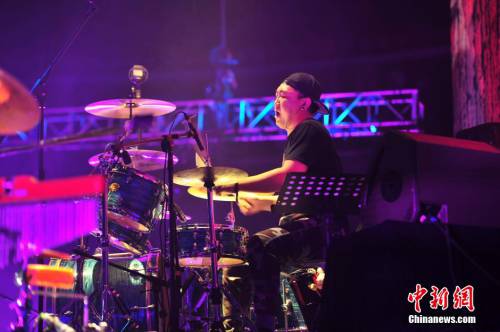 “搖滾女歌手”羅琦在京首開(kāi)個(gè)唱 “搖滾女歌手”羅琦在京首開(kāi)個(gè)唱