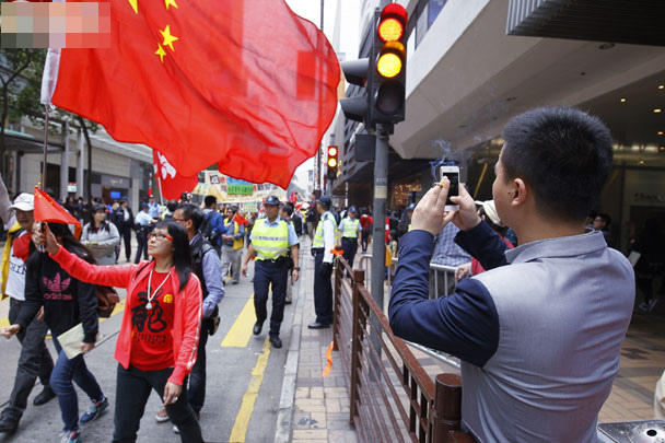 香港數(shù)百市民舉行“反港獨(dú)”游行