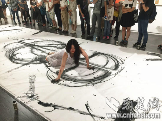女大學(xué)生以人體作畫(huà) 展現(xiàn)女性之美