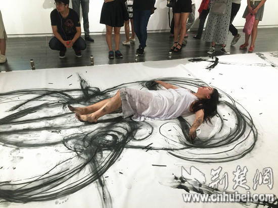 女大學(xué)生以人體作畫(huà) 展現(xiàn)女性之美