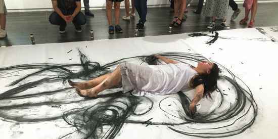女大學(xué)生以人體作畫(huà) 展現(xiàn)女性之美