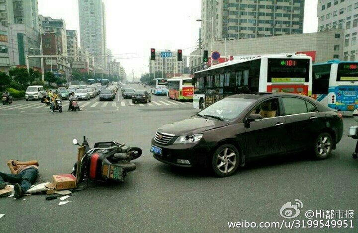 長(zhǎng)沙男子車(chē)禍現(xiàn)場(chǎng)躺地上玩手機(jī)