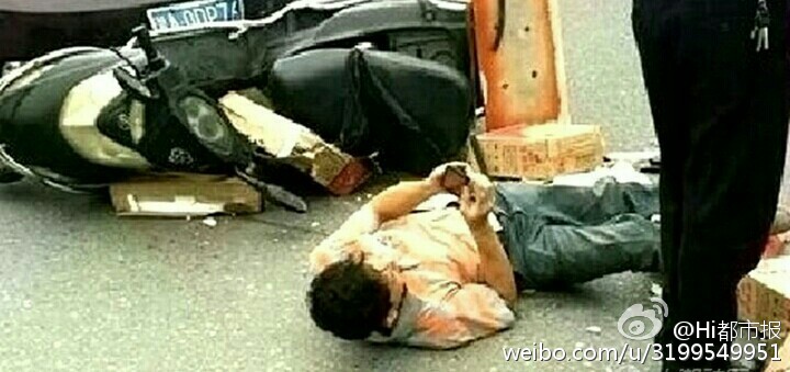 長(zhǎng)沙男子車(chē)禍現(xiàn)場(chǎng)躺地上玩手機(jī)