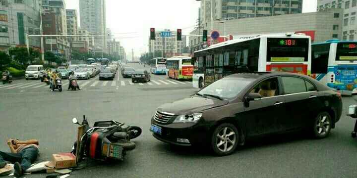 長(zhǎng)沙男子車(chē)禍現(xiàn)場(chǎng)躺地上玩手機(jī)