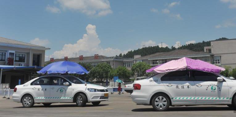 杭州一駕?，F(xiàn)遮陽新招 教練車車頂撐傘