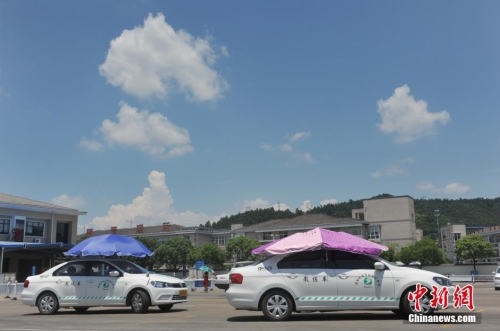 杭州一駕?，F(xiàn)遮陽新招 教練車車頂撐傘