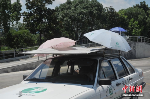 杭州一駕?，F(xiàn)遮陽新招 教練車車頂撐傘