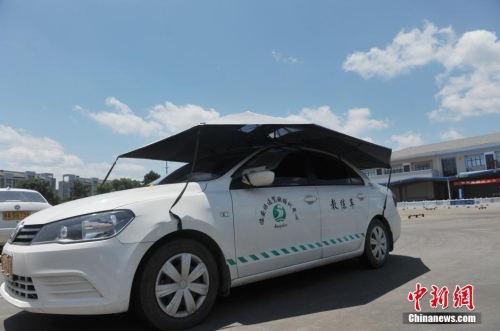 杭州一駕?，F(xiàn)遮陽新招 教練車車頂撐傘
