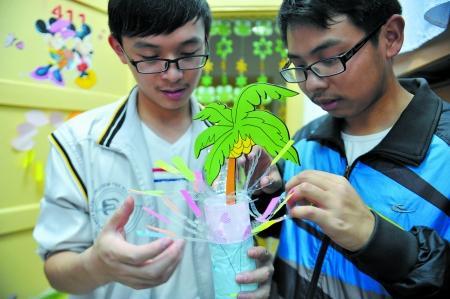 男生正把廢舊物做成裝飾品，裝扮女生寢室