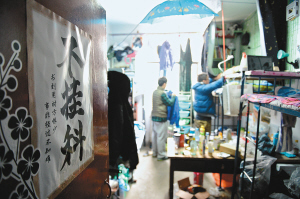 寢室門上的招貼表達了學生們的愿望，其實不逃課、少逃課才是不掛科的保證