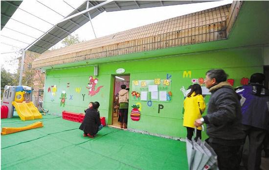 因為怕裝修后的氣味影響孩子的健康，包括小葉在內(nèi)，很多家長找到園方，要求換教室.