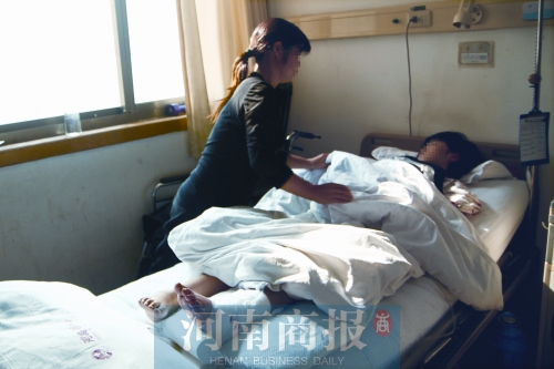 14歲的小美躺在病床上，左腿摔傷的部位還纏著繃帶