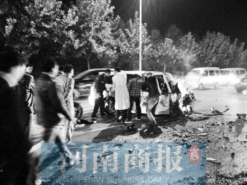 慘劇現(xiàn)場，眾人紛紛上前施救，有人拉住變形的車門，為傷者爭取救援時間