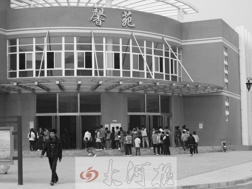學(xué)生們排隊(duì)進(jìn)入食堂就餐，對(duì)于統(tǒng)一15元的收費(fèi)標(biāo)準(zhǔn)，不少學(xué)生和家長(zhǎng)很不理解。