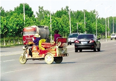 由于沒有硬隔離，鄭開大道上經(jīng)常出現(xiàn)機(jī)動車橫穿馬路的現(xiàn)象