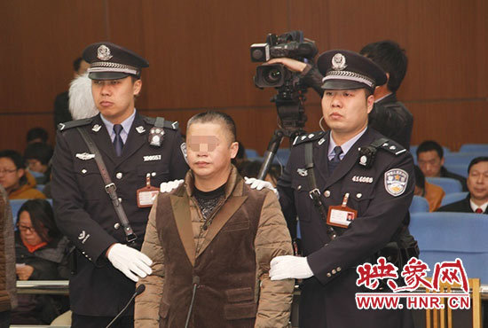 被告人被法警帶上法庭時，身上沒有戒具，也沒有剃光頭。（圖片來源于微博@豫法陽光）