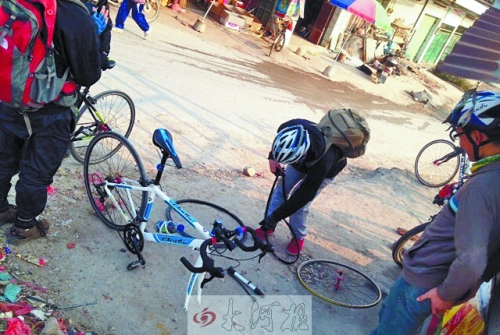 運氣不好，十分鐘被扎了兩次胎，只能自己修車。