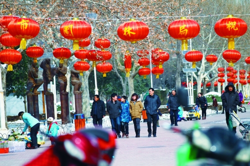 昨天，鄭州市文博廣場(chǎng)上已掛起了燈籠。
