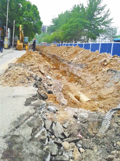 文化路大修改造工程，目前西半幅圍擋已基本鋪設(shè)到位。