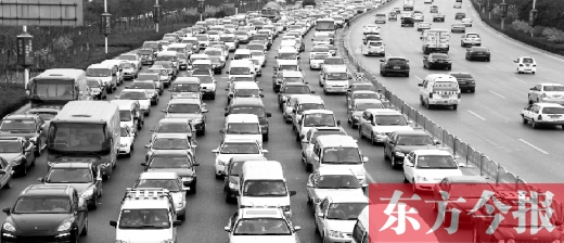 21日，鄭州市中州大道，大量擁堵的汽車將寬寬的道路變成“停車場(chǎng)”