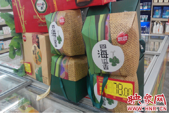 今年商場里的散裝、袋裝粽子多了，盒裝粽子的售價(jià)也更加親民。