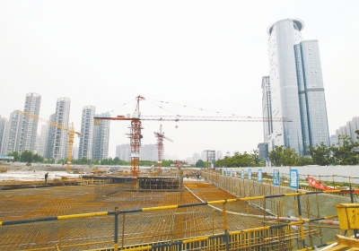 中州大道與金水東路東北角，正在建一座大型停車場(chǎng)。