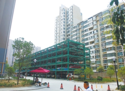 商城路與英協(xié)路交叉口附近的濱河綠苑小區(qū)內(nèi)，剛剛建好一個(gè)立體停車場(chǎng)。