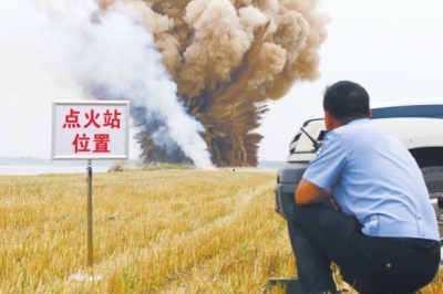 民警點(diǎn)火，引爆爆炸物品。