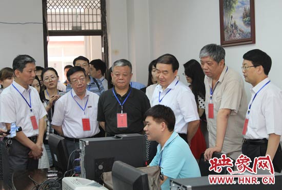 在評卷質(zhì)檢組,工作人員介紹說,今年有四級質(zhì)檢(即小組質(zhì)檢、題組質(zhì)檢、學(xué)科質(zhì)檢、省質(zhì)檢),確保嚴(yán)把質(zhì)量