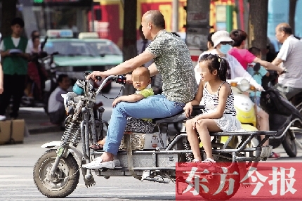 這樣帶著孩子，一個剎車，孩子就有可能摔下車