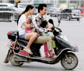 帶著孩子騎電動車，安全一定要放在第一位。