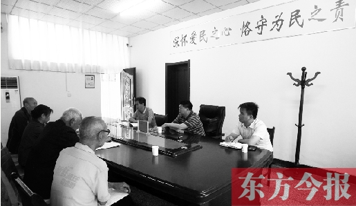 6月16日，幾位蘭考市民在向縣委副書記毛衛(wèi)豐反映問(wèn)題。