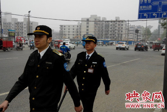 每天，老王的工作就是在火車站附近巡邏